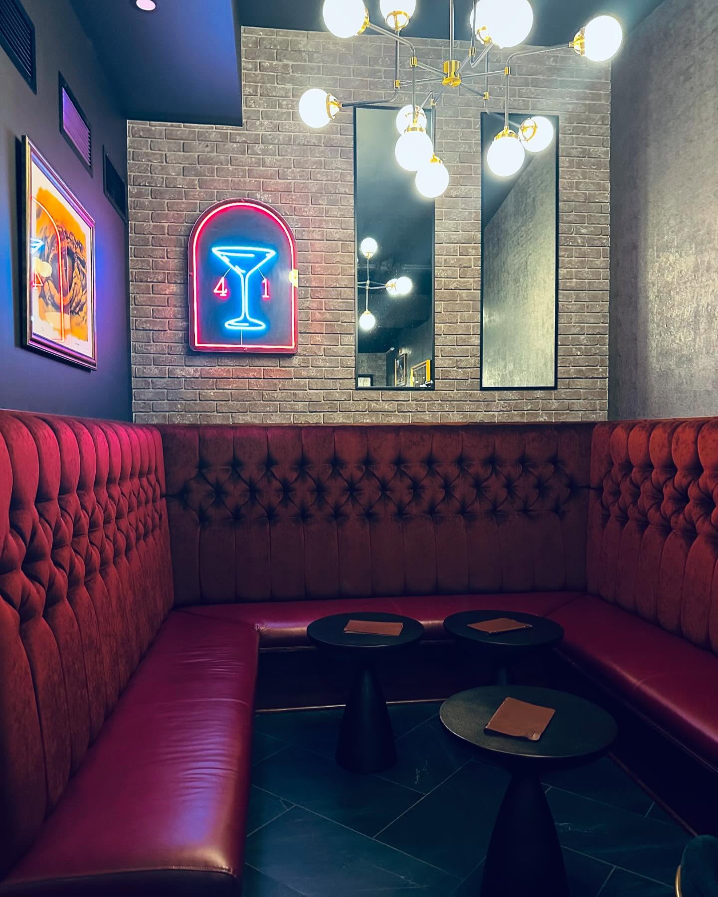 Rouge 41 — neon sign & booth chandelier
