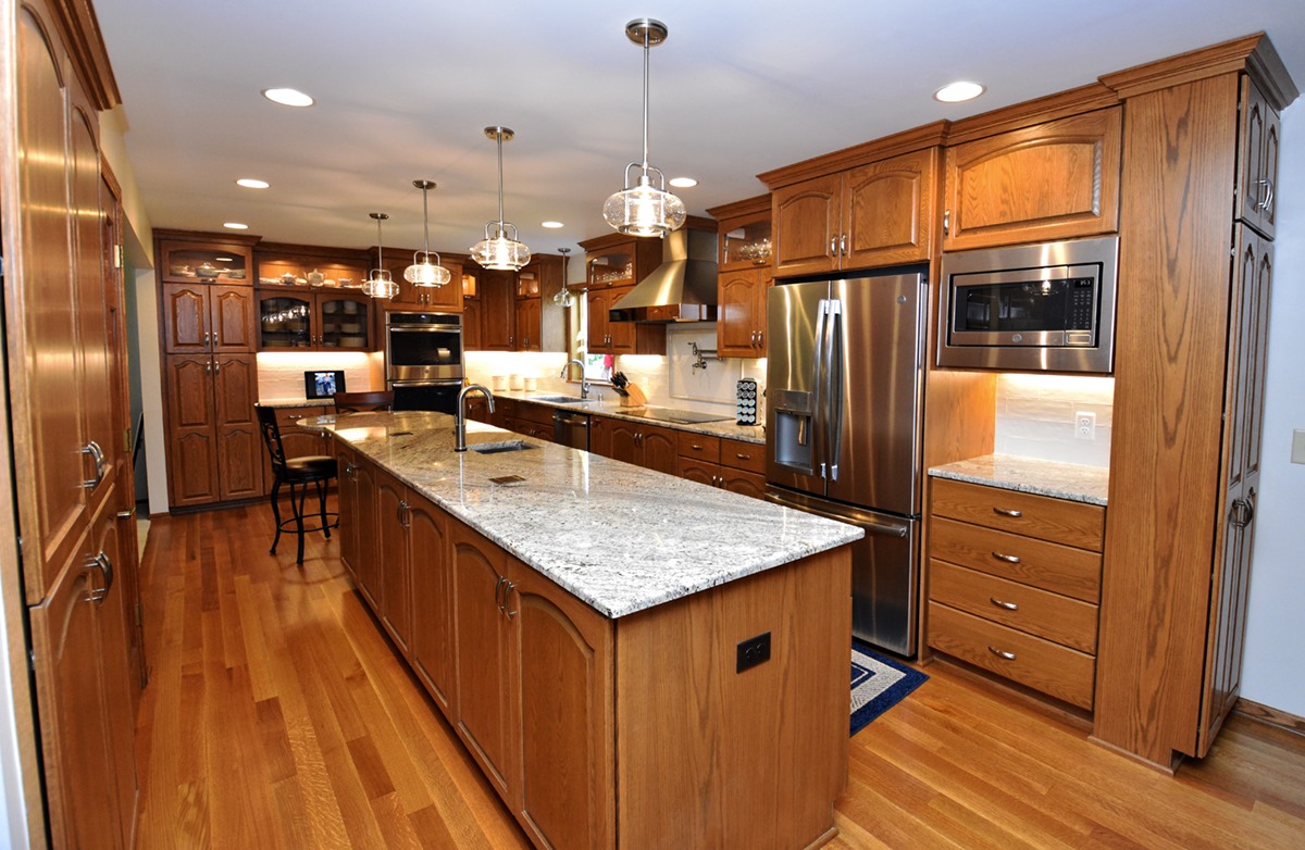Kitchen island pendants & under-cabinet